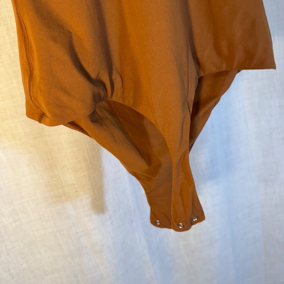 ✨ SKIMS Essential Mock Neck Cowl Bodysuit – Size S ✨ - Picture 5 of 9